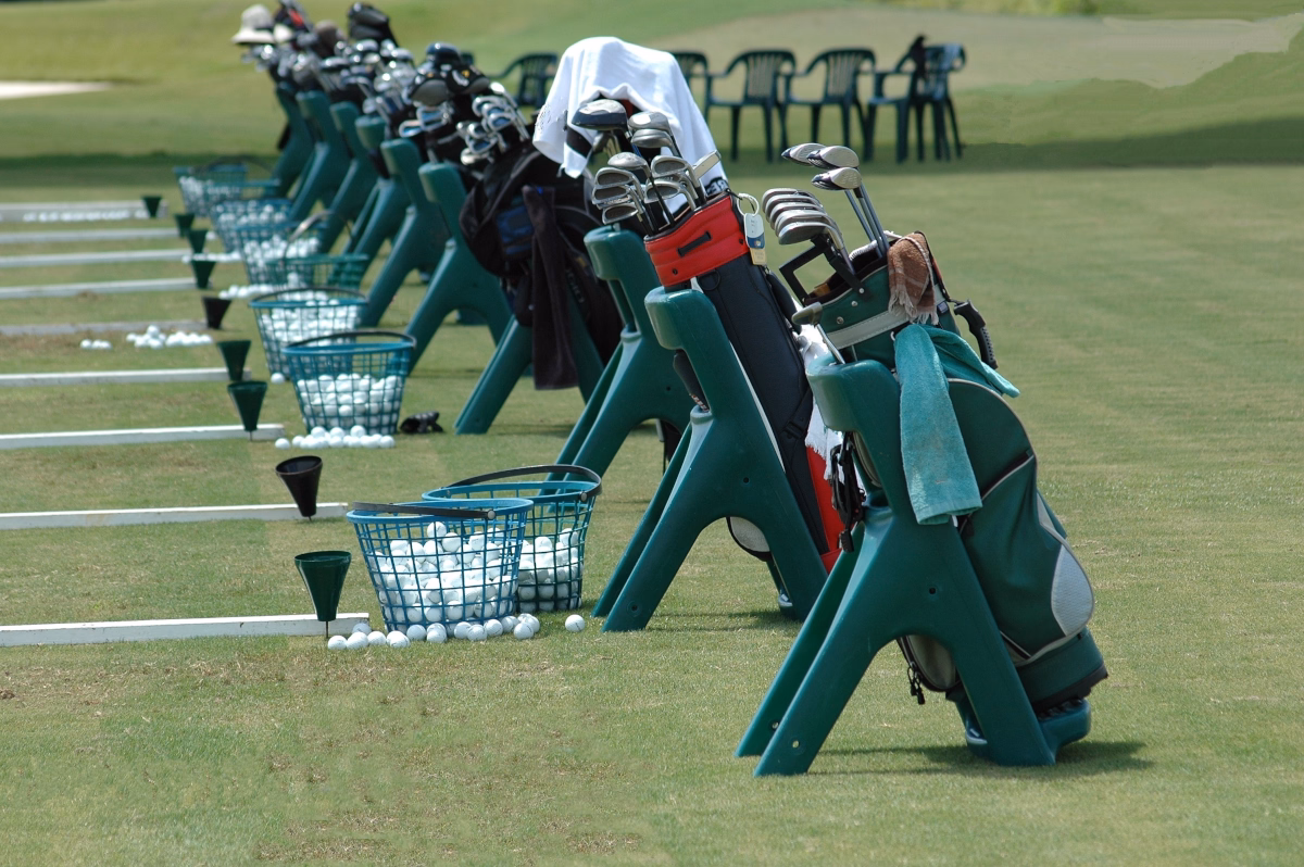 Golf Wrocław kije na driving range - zdjęcie slider