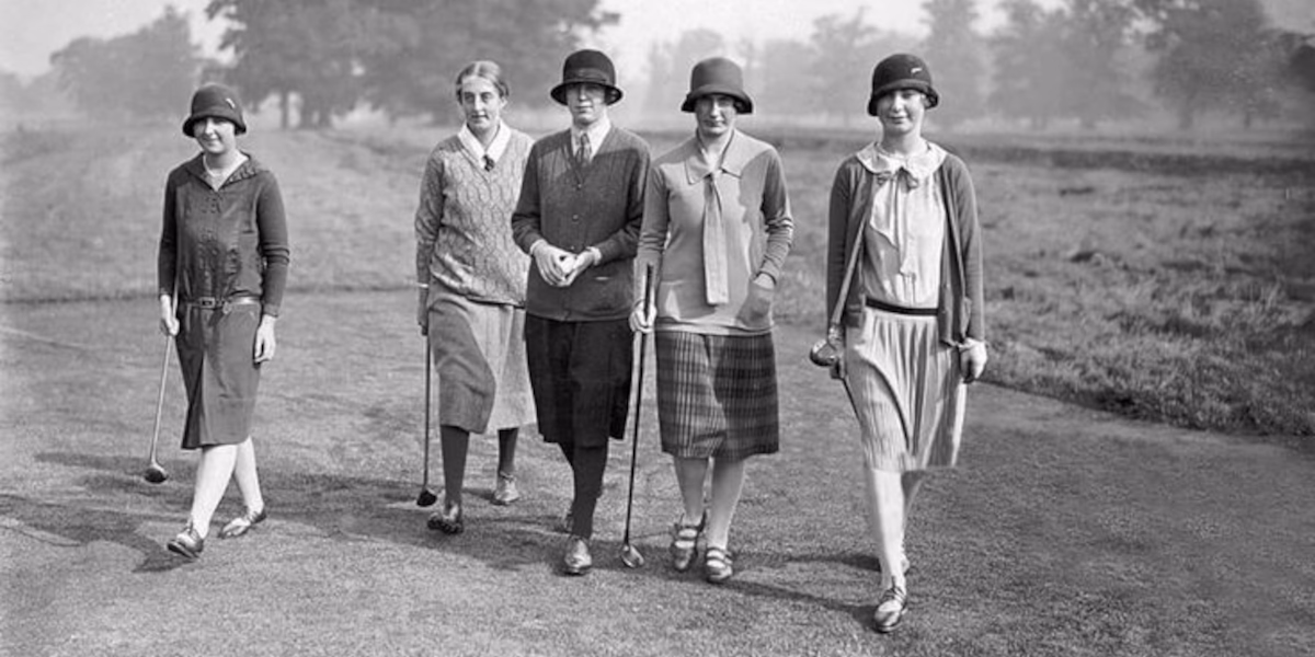 Historia golfa w Polsce - zdjęcie kobiet z kijami golfowymi
