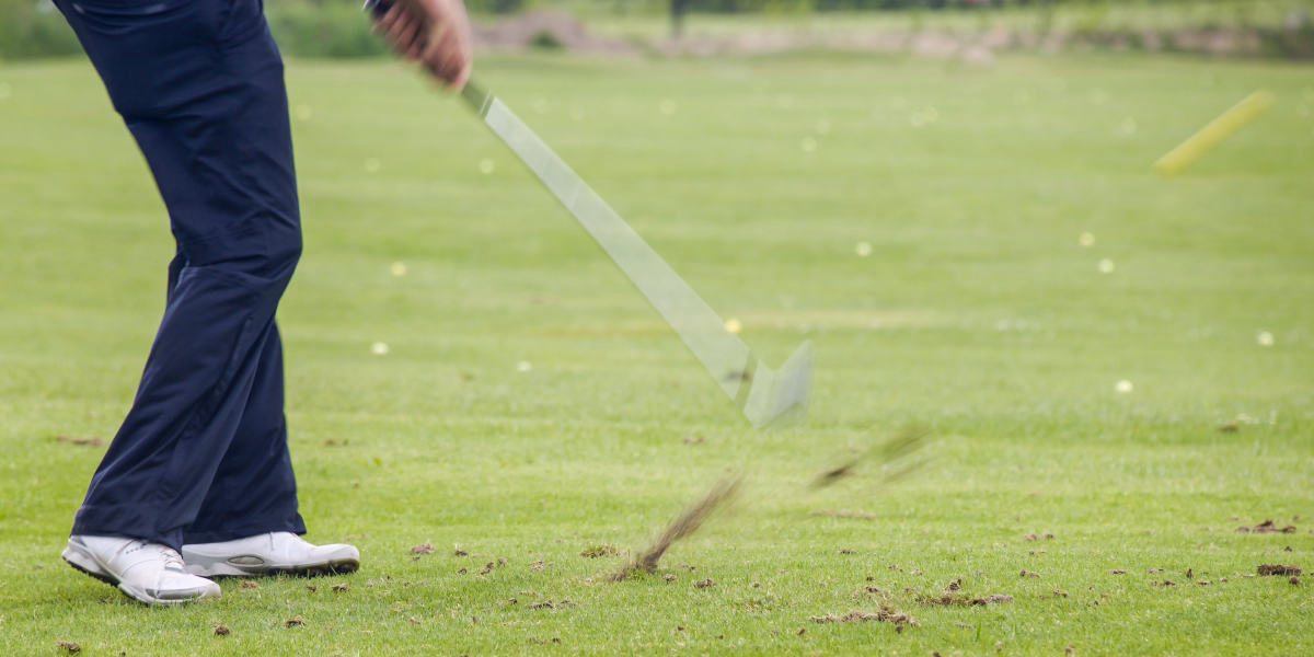 Golfista uderza z bunkra na fairwayu